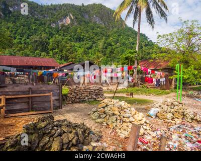 Pasar Kecamatan Pasanea, Indonesien - 15. Februar 2018: Straßen- und Holzhäuser im kleinen Dorf auf der Seram Insel, Zentral-Maluku, Indonesien, Asien Stockfoto