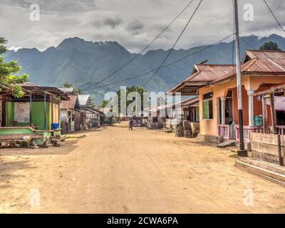 Pasar Kecamatan Pasanea, Indonesien - 15. Februar 2018: Straßen- und Holzhäuser im kleinen Dorf auf der Seram Insel, Zentral-Maluku, Indonesien, Asien Stockfoto