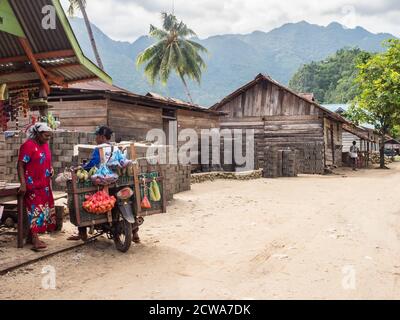 Pasar Kecamatan Pasanea, Indonesien - 15. Februar 2018: Straßen- und Holzhäuser im kleinen Dorf auf der Seram Insel, Zentral-Maluku, Indonesien, Asien Stockfoto