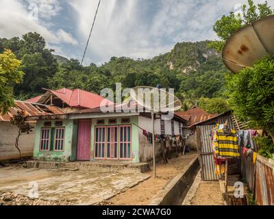 Pasar Kecamatan Pasanea, Indonesien - 15. Februar 2018: Straßen- und Holzhäuser im kleinen Dorf auf der Seram Insel, Zentral-Maluku, Indonesien, Asien Stockfoto