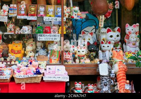 Kyoto, Japan - 23. November 2007: Die Vielfalt der Souvenir-Figuren von Maneki-neko (winkende Katze) zum Verkauf im Tempel Geschenkladen. Kyoto. Jap Stockfoto