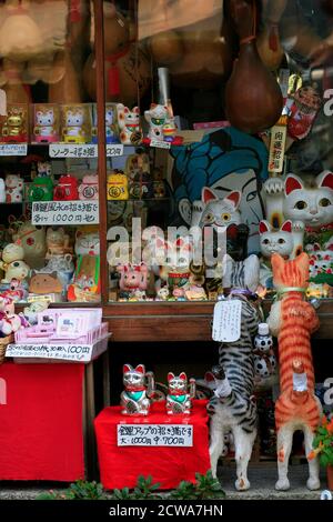 Kyoto, Japan - 23. November 2007: Die Vielfalt der Souvenir-Figuren von Maneki-neko (winkende Katze) zum Verkauf im Tempel Geschenkladen. Kyoto. Jap Stockfoto