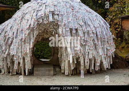 Kyoto, Japan - 23. November 2007: Der Enkiri- oder Enmusubi-Stein ist ein populardues Ritual, durch ein Loch zu kriechen, um gute Beziehungen und sever BA zu binden Stockfoto