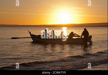 Portobello, Edinburgh, Schottland, Großbritannien. 29. September 2020. Schöner Sonnenaufgang für die Row die Porty Crew trägt Gesichtsschutz und startet ihren Ruderboot Icebreaker. Quelle: Arch White/Alamy Live News. Stockfoto