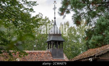 Glockenturm der Kapelle im Wald Stockfoto