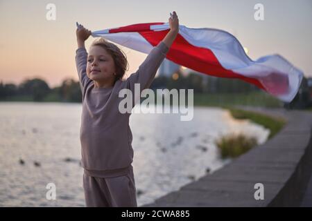 Minsk, Belarus-30. August 2020: Proteste in Minsk, Menschen bei einem Protest in Belarus. Junge mit einer Fahne bei einem Protest Stockfoto