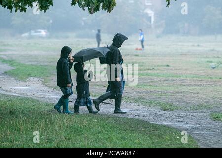 WIMBLEDON LONDON, GROSSBRITANNIEN, 29. SEPTEMBER 2020. Am frühen Morgen Pendler trotzen dem starken Regen Nieselregen auf Wimbledon Common. Kredit: amer ghazzal/Alamy Live Nachrichten Stockfoto