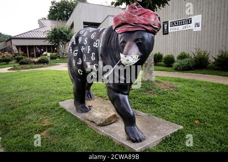 Cherokee, North Carolina, USA - 12. August 2020: Große Bärenstatue vor dem Museum des Cherokee Indianers mit Gesichtsmaske und Zeichen für Maske Stockfoto