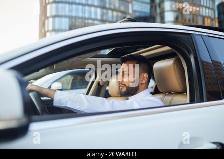 Junge Fahrer im Auto sitzen und fahren in der Stadt Stockfoto