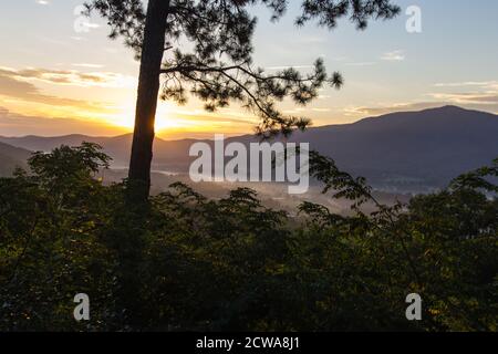 Morgenaufgang Auf Foothills Parkway. Sonnenaufgang über einem nebligen Tal, von einem Blick auf den kürzlich eröffneten Abschnitt des Foothills Parkway aus gesehen. Stockfoto