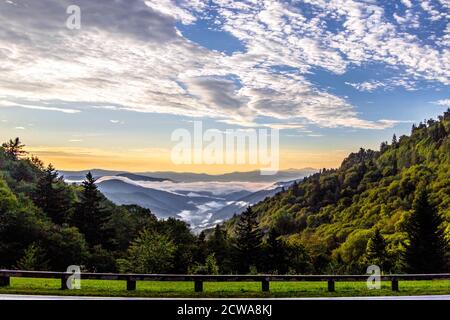 Tolles Panorama Bei Sonnenuntergang In Den Smoky Mountains. Sonnenuntergang am Straßenrand mit Blick auf die neu entdeckte Gap Road des Great Smoky Mountains National Park in Gatlinburg Stockfoto