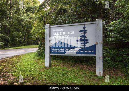 Cherokee, North Carolina, USA - 14. August 2020: Eingangsschild zum Blue Ridge Parkway Scenic Byway. Stockfoto