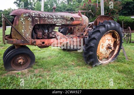 Alter rostiger Traktor mit Reifenpannen. Stockfoto