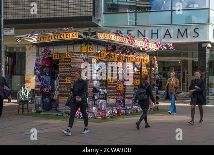 Die Menschen in der Oxford Street laufen an einem Kiosk vorbei, an dem Souvenirs aus London, England und Großbritannien verkauft werden Stockfoto