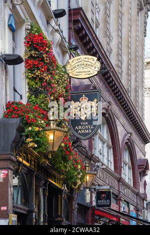 Fassade des Argyll Arms Pubs in der Argyll Street, Soho, London, England, Großbritannien Stockfoto