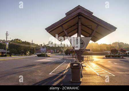 Pigeon Forge, Tennessee, USA - 16. August 2020: Straßenbahnhaltestelle in der Great Smoky Mountain Resort Stadt Pigeon Forge. Stockfoto