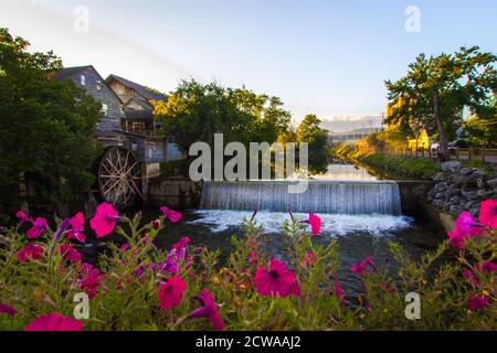 Stadt Pigeon Forge Tennessee. Landschaftlich schöner Blick auf den Little Pigeon River und die Mühle in der Smoky Mountain Stadt Pigeon Forge, Tennessee. Stockfoto