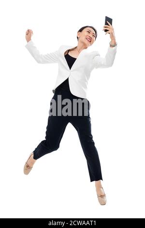 Halten Sie ein Handy spannende Geschäftsfrau Stockfoto