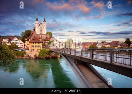 Aarburg, Schweiz. Stadtbild der schönen Stadt Aarburg mit der Spiegelung der Stadt in der Aare bei Sonnenuntergang. Stockfoto