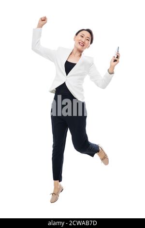 Halten Sie ein Handy spannende Geschäftsfrau Stockfoto