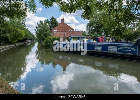 Narrowboats vertäuten auf dem Grand Union Canal bei Yelvertoft Skew Bridge No 19, Northamptonshire, England. Stockfoto