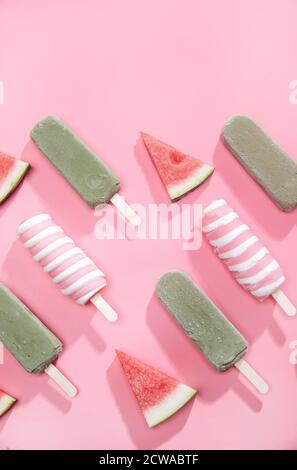 Wassermelonenscheiben und Eiszapfen Stockfoto
