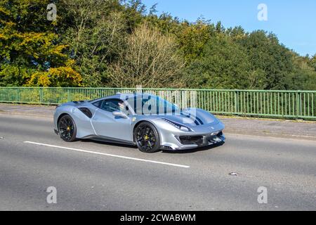 2019 Silber Ferrari 488 Pista S-A; Fahrzeugverkehr, Fahrzeuge bewegen, Autos, Fahrzeug fahren auf britischen Straßen, Motoren, Fahren auf der Autobahn M6 Straßennetz. Stockfoto