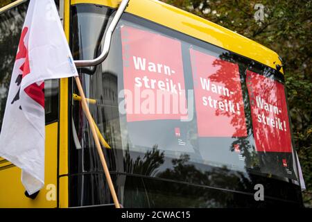 Berlin, Deutschland. September 2020. In einem BVG-Bus vor dem BVG-Depot in der Cicerostraße gibt es Plakate mit der Aufschrift 'Warnstreik! Seit drei Uhr gibt es einen symbolischen Streik im öffentlichen Verkehr. Mit dieser Aktion will die Gewerkschaft Verdi den Druck auf die Arbeitgeber bei den anstehenden Tarifverhandlungen erhöhen. Quelle: Fabian Sommer/dpa/Alamy Live News Stockfoto