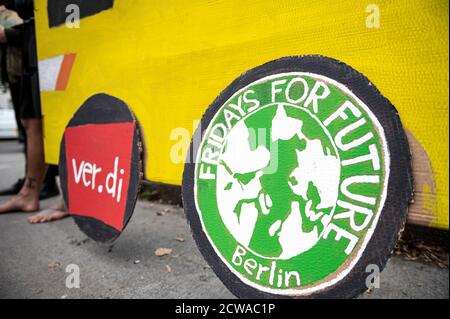 Berlin, Deutschland. September 2020. AktivistInnen von Freitag für die Zukunft unterstützen die Streikenden vor dem BVG-Depot Cicerostraße mit Plakaten und einem Pappbus. Seit drei Uhr gibt es einen Warnstreik im öffentlichen Verkehr. Mit dieser Aktion will die Gewerkschaft Verdi den Druck auf die Arbeitgeber bei den anstehenden Tarifverhandlungen erhöhen. Quelle: Fabian Sommer/dpa/Alamy Live News Stockfoto