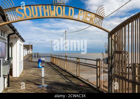 Der Eingang zum Southwold Pier, Southwold, Suffolk, England Stockfoto