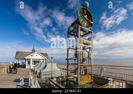 Die mechanische Wasseruhr Skulptur am Southwold Pier in Suffolk, England, Großbritannien Stockfoto