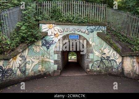 Fußgängertunnel unter der Eisenbahnlinie auf dem Gelände des Riversley Park, Nuneaton, England. Stockfoto