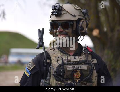 Rapid Trident bohrt auf einem Schießstand bei Lviv, Ukraine, 06. September 2018. Die praktische Phase der internationalen militärischen Schnellübung Trident-2018, der größten gemeinsamen Landübung der ukrainischen Streitkräfte und ausländischer Armeeeinheiten, begann auf dem Trainingsgelände von Javoriv. Ukrainische Truppen und militärische Einheiten von Partnerstaaten ausgebildet, um bewaffnete Aggression in einem Hybridkrieg entgegenzuwirken. Insgesamt nahmen 2,500 Truppen aus 14 Ländern an den diesjährigen Rapid Trident-Übungen Teil. Teilnehmende Staaten sind Großbritannien, Kanada, Georgien, Litauen, Türkei, Polen und Deutschland. Stockfoto