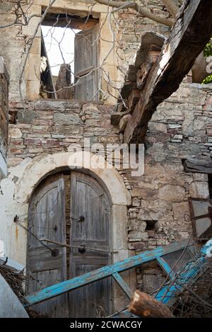 Altes verlassene halb einstürzende Gebäude. Stockfoto