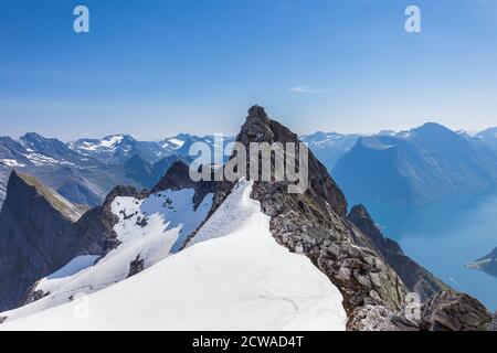 SAEBOE, NORWEGEN - 2014. JULI 09. Blick vom Dalegubben. Kann den großen Fjord und große Berge mit Schnee auf der Spitze sehen Stockfoto