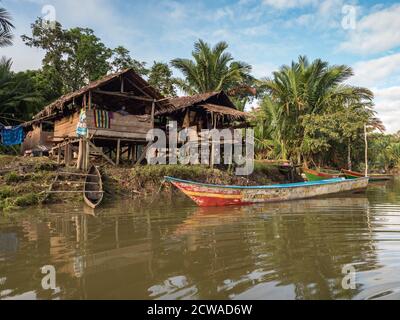 Kensi, Arguni, Indonesien - 06. Februar 2018: Holzhäuser im Dorf Kensi in Westpapua, Indonesien Stockfoto