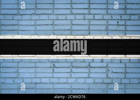 Nationalflagge von Botswana, die in Farbfarben auf einer alten Ziegelmauer dargestellt ist. Flagge Banner auf Backstein Wand Hintergrund. Stockfoto