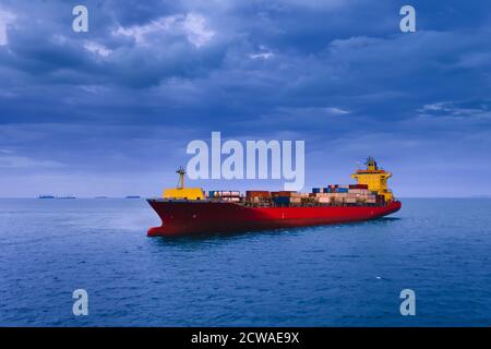Große Container Ladung Verankerung im Laycan-Bereich warten auf Fensteranruf. Containerversand und Logistik. Stockfoto