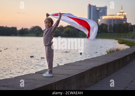 Minsk, Belarus-30. August 2020: Proteste in Minsk, Menschen bei einem Protest in Belarus. Junge mit einer Fahne bei einem Protest Stockfoto