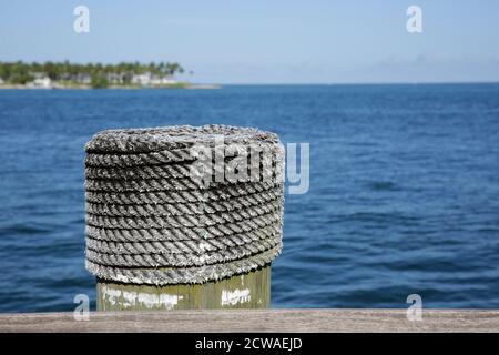 Verwitterter, seilbeschichteter Poller zur Sicherung von Booten auf einem Kai in Key West, Florida, USA Stockfoto