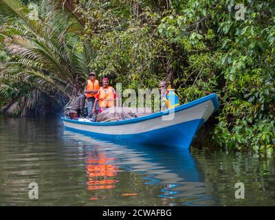 Kensi, Arguni, Indonesien - 06. Februar 2018: Holzboot mit Einheimischen während der Reise zum Dorf Kensi in West Papua, Indonesien Stockfoto