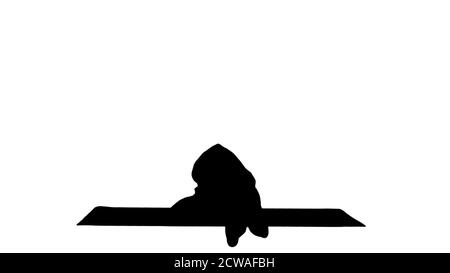 Silhouette junger Mann praktiziert Yoga in Half Hero Stretch Pose. Stockfoto