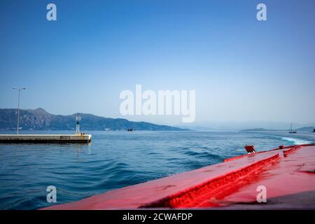 In den Hafen von Kerkira. Korfu Insel, Griechenland. Klassische blaue Farbe, Berge und Himmel im Hintergrund. Atemberaubende Meereslandschaft. Schöne Aussicht von der Fähre aus Saranda, Albanien Stockfoto