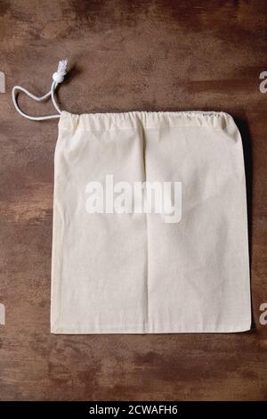 Einkaufstasche aus weißer Baumwolle, umweltfreundlich, Trends beim Einkauf ohne Abfall. Brauner Texthintergrund. Stockfoto