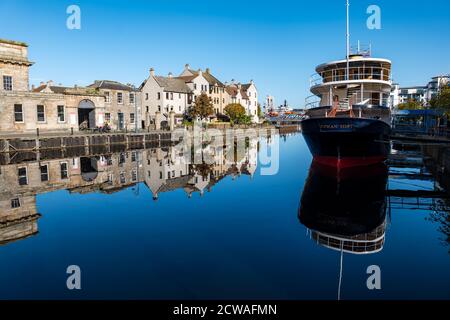 Leith, Edinburgh, Schottland, Großbritannien, 29. September 2020. UK Wetter: Sonnenschein auf Leith. Die Sonne scheint wirklich auf dem Wasser von Leith und an einem ruhigen sonnigen Tag schafft wunderbare Reflexionen im Wasser rund um die Küste mit modernen Wohnhäusern und Ocean Mist, ein Schiff in ein schwimmendes Hotel umgewandelt, reflektiert in der ruhigen Wasser des Leith Fluss Stockfoto