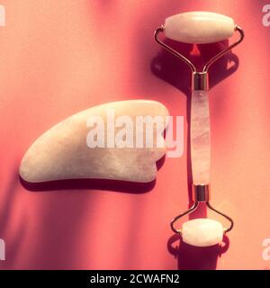Gesichts Jade Massage Derma Roller oder Gua Sha mit trendigen Schatten, Schönheit Anti-Aging-Tools. Stockfoto
