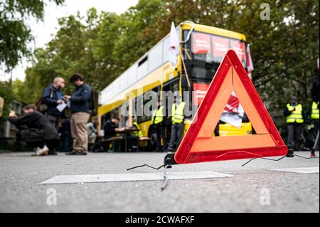 Berlin, Deutschland. September 2020. Vor einem BVG-Bus befindet sich ein Warndreieck. Seit drei Uhr gibt es einen Warnstreik im öffentlichen Verkehr. Mit dieser Aktion will die Gewerkschaft Verdi den Druck auf die Arbeitgeber bei den anstehenden Tarifverhandlungen erhöhen. Quelle: Fabian Sommer/dpa/Alamy Live News Stockfoto