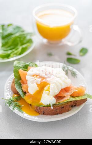 Köstliches pochiertes Ei mit Lachsfisch und Orangensaft Stockfoto