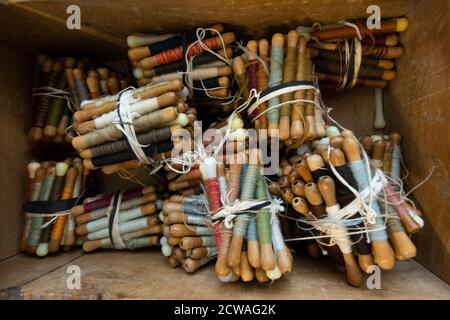 Aubusson, Yam Bobbins im Tapisserie-Museum der Abteilung Creuse, Nouvelle Aquitaine, Frankreich Stockfoto