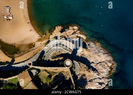 Luftaufnahme der mittelalterlichen Burgmauern und des Strandes von Tossa de Mar an der Costa Brava in Katalonien, Spanien Stockfoto